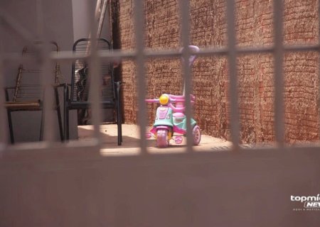 Mãe usa madeira com pregos para bater nos filhos pequenos em Maracaju