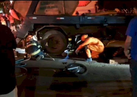 Acidente deixa vítimas sob caminhão em resgate de aproximadamente 40 minutos