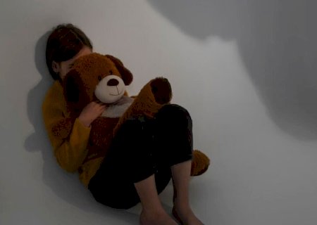 Adolescente procura polícia e denuncia pai adotivo por estupro