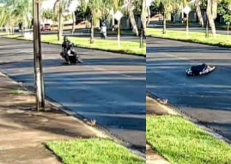 Motociclista cai em quebra-molas e desmaia com o impacto (vídeo)