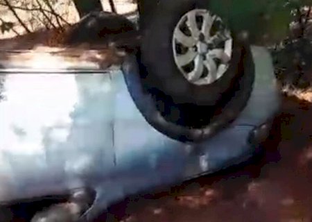 Carro capota durante acidente e idosa morre presa às ferragens em Ponta Porã (vídeo)
