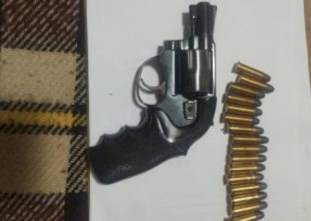 Relações marcadas por histórico de violência motivam mandados e apreensão de armas