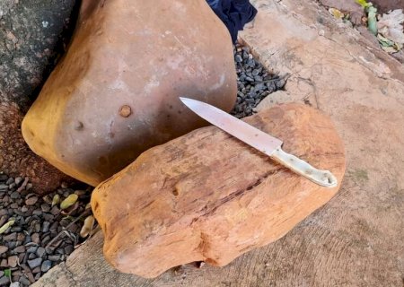 Mulher tranca marido em quarto e diz que ele estava a ameaçando com faca