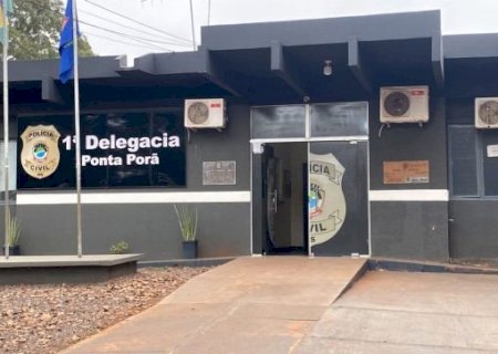 Muher tem carro roubado por 2 homens ao tentar trocar pneu na fronteira