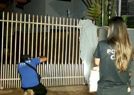 Homem morre ao ficar com a cabeça presa em portão de residência