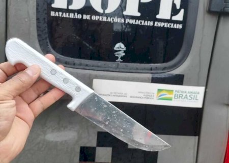 Polícia prende homem no momento que ele corria atrás da esposa com faca