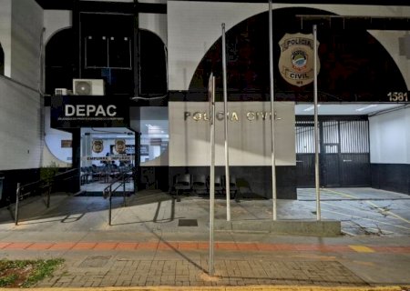 Buzinadas e gritos de socorro em frente à delegacia terminam com prisão