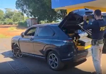 Dirigindo carro lotado de maconha, homem foge da polícia e só para com pneu estourado por tiros (Video)