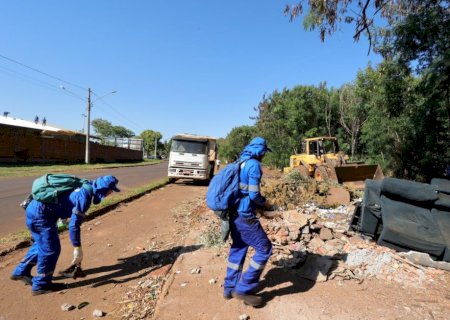 Moradores voltam a jogar lixo em áreas recém limpas e agravam epidemia de Chikungunya