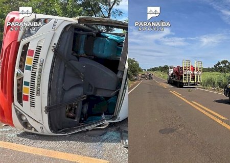 Ônibus bate em carreta parada e tomba em Paranaíba; motorista precisou ser socorrido