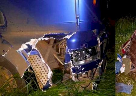 F1000 com problema mecânico é atingida por carreta na BR-060, entre Bela Alvorada e Camapuã