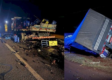 Carreta carregada com cerveja tomba após bater em caminhão na BR-163