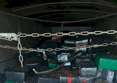Polícias de MS e do Paraná apreendem carreta com 10t de maconha na fronteira