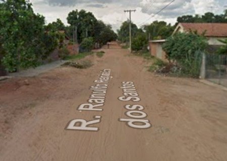 Idoso surta e ataca mulher desconhecida na rua com faca de serra em Coxim