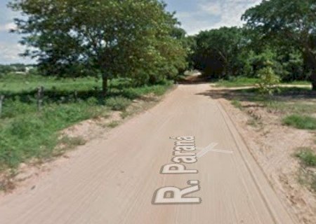 Casal com bebê sem cadeirinha foge da polícia com medo de perder carro em Coxim