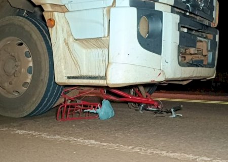 Ciclista morre atropelada por caminhão no anel viário