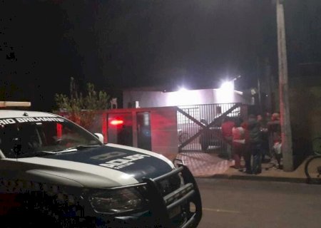Mulher se escondeu embaixo da cama após assassino acordar vítima arrombando a porta