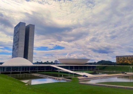 Comissão aprova projeto que permite a terapeutas de alunos autistas usar celular e tablet na escola