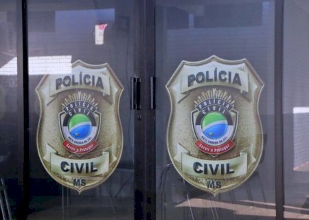 Mulher é presa por suspeita de agressão após cachorro ser flagrado com pescoço sangrando
