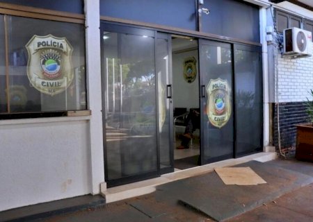 Ladrão volta para a cadeia após ser flagrado furtando bolacha e bombom em mercado