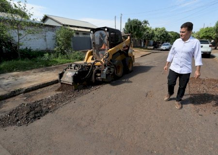 Prefeitura avança com recuperação de asfalto deteriorado no Jardim Maringá