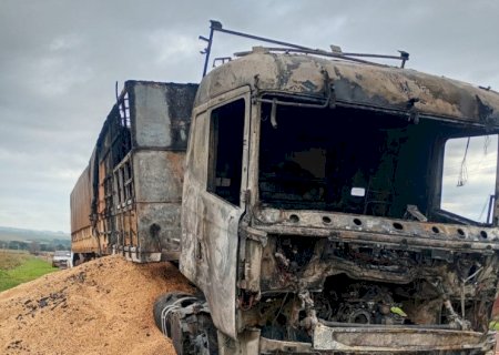 Carreta pega fogo e casal consegue deixar o veículo antes de explosão