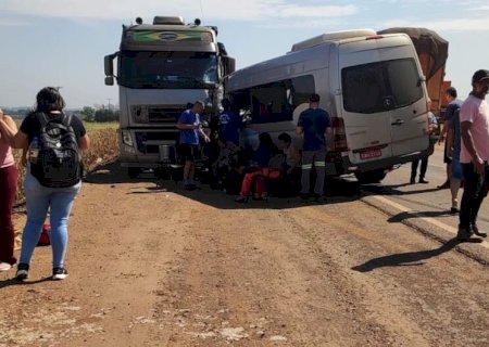 Colisão entre van e caminhão parado deixa feridos em Dourados