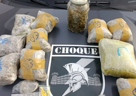 Casa é alvo de busca após denúncia e polícia apreende maconha e cocaína