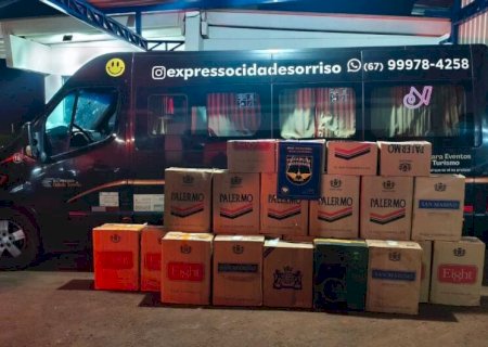 Polícia apreende mais de mil pacotes de cigarros estrangeiros em van de universitários