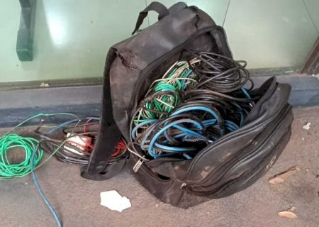 Homem é preso após alarme disparar durante furto de fios em farmácia