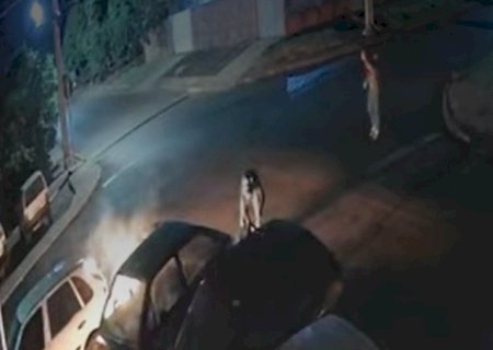 Dupla joga coquetéis molotov em veículos estacionados