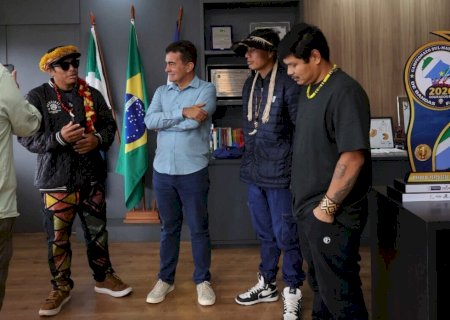 Prefeito recebe grupo indígena de rap Brô Mc’s e reforça compromisso com a cultura