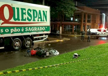 Jovem morre após colidir na traseira de caminhão estacionado