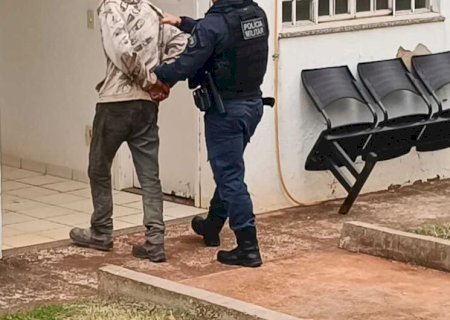 Homem é preso suspeito de oferecer chocolate e mostrar pênis para meninas perto de escola