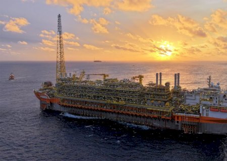 Navio-plataforma da Petrobras atinge produção máxima no pré-sal