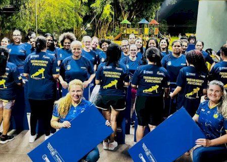 Prefeitura entrega materiais esportivos para participantes do projeto Esporte que Cuida