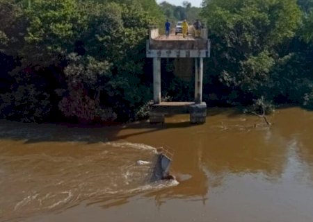 Ponte desmorona, caminhão cai e uma pessoa morre em MS