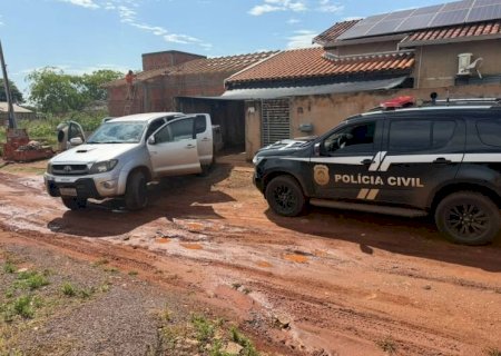 Três são presos após 'cavalo de pau' no meio da rua e ocultação de caminhonete