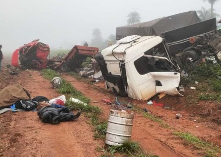 Acidente entre carreta e caminhão deixa uma pessoa morta e outra ferida na MS-157