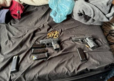 Armas, munições e cigarros contrabandeados são apreendidos em conveniências