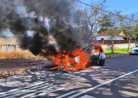 Carro pega fogo no meio da rua em Dourados e fica completamente destruído
