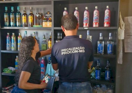 Ação da polícia com Procon apreende drogas e lacra estabelecimento que vendia bebida falsificada