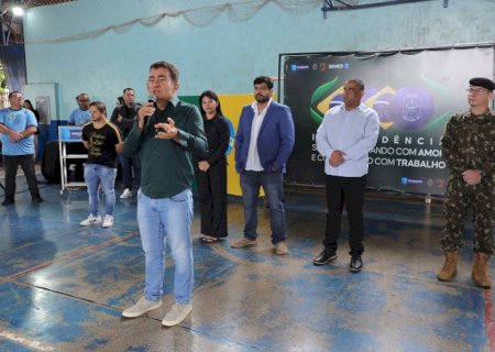 Prefeitura realiza Hora Cívica com fanfarra estudantil e Banda do Exército na Escola Loide