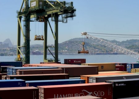 Balança comercial tem superávit de US$ 7,4 bilhões em agosto