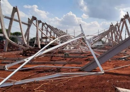 Estrutura metálica de obra de mercado desaba e mata 2 trabalhadores