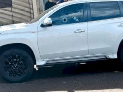 Homem é executado a tiros dentro de SUV de luxo na fronteira