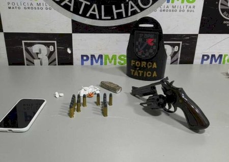 Revólver, 15 munições e cocaína são apreendidos com jovem em Dourados