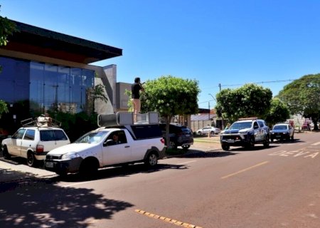 Após ter sala alagada, homem usa carro de som para protestar em frente a incorporadora