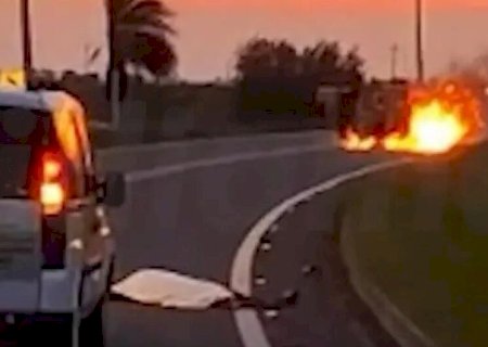 Homem é atropelado em rodovia e veículo pega fogo