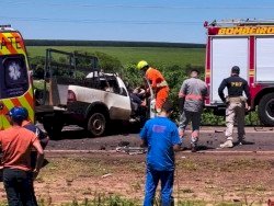 Motorista morre e passageiro fica ferido após colisão com carreta na BR-163